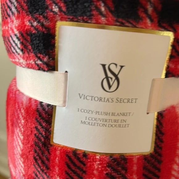 NWT, Victoria Secret plush blanket. - Picture 3 of 4